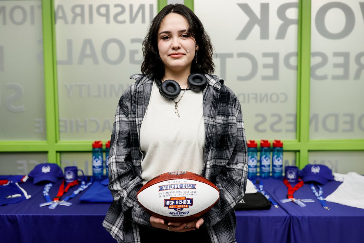 Congratulations to Adilene Diaz from Instituto Health & Science Career Academy on being chosen as the @ChicagoBears Community H.S. All-Star this week. She promotes cultural awareness & community engagement at her school. She also is an advocate for social justice & inclusivity.