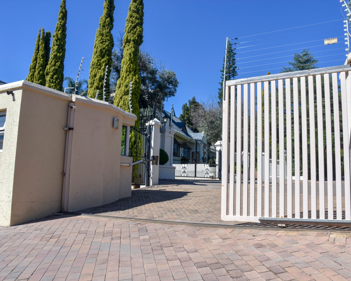 TriStarSecurity's tweet image. Our robust gate solutions are designed to provide reliable protection against unauthorized access and intruders. With customization features and durable construction, you can trust that your property is safe and secure.
#AccessControl #GateDesign #CustomSecurity #ReliableSecurity