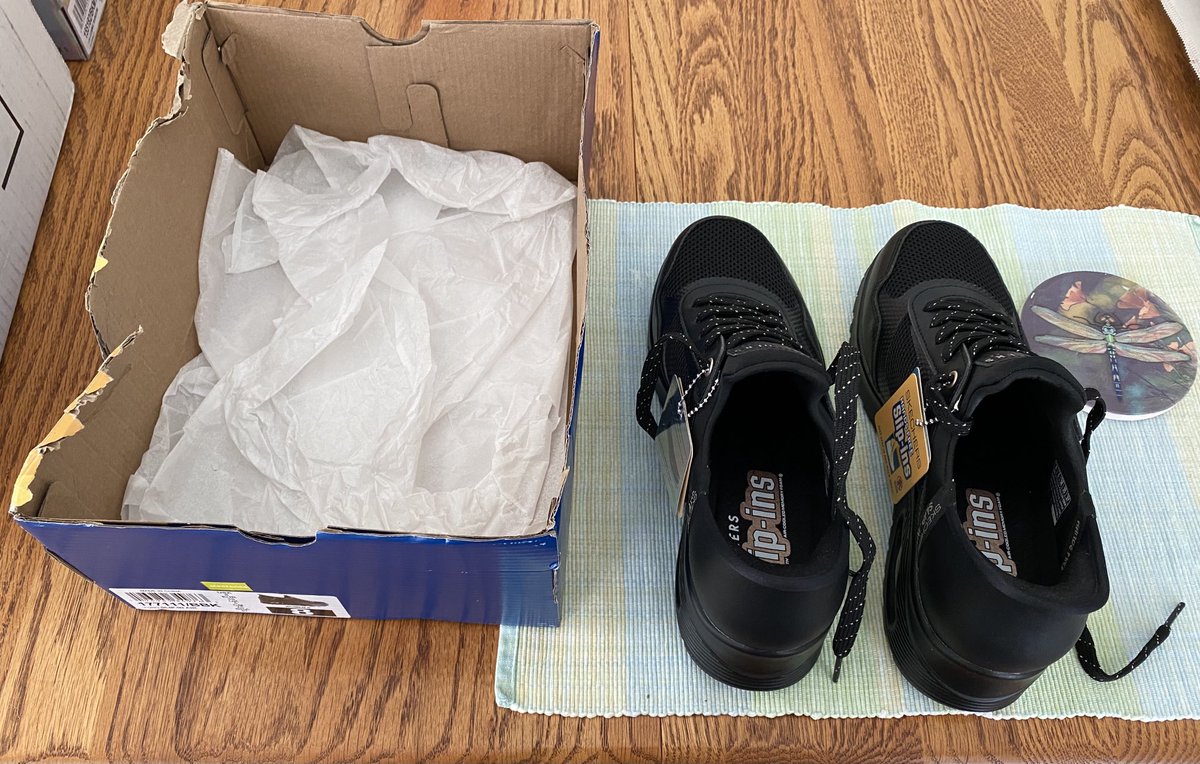 Excited to order ⁦@SKECHERSUSA⁩ from ⁦@belk⁩ and this is what they mailed. Half a damaged box and two right shoes. Returning with an explanation I have only one right foot and one left. Let’s see if the replacement is any better.