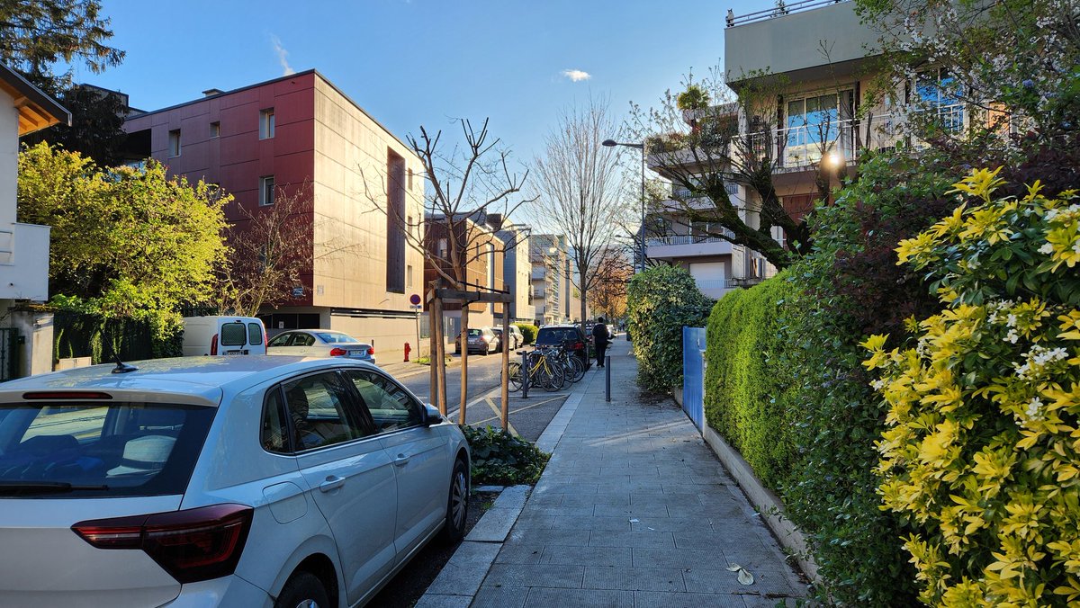 One of the secrets of French road design is that they accept to have very narrow lanes in urban context (even narrower than Italy). Down to 3m each for bidirectional bus corridors or contraflow bus lanes or down to 2.5 m for general traffic lanes and 1.8m for parking.