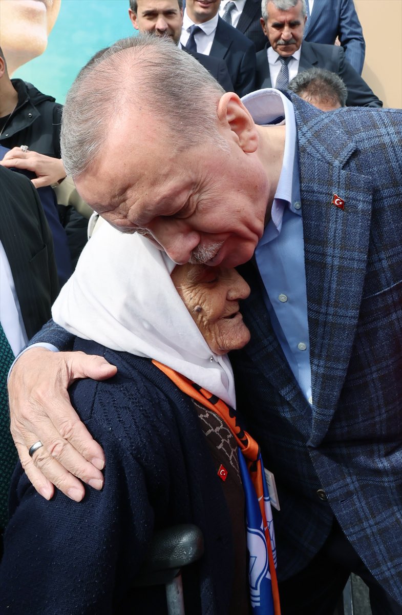 Milletin bu sevdası hakiki bir sevdadır. Yanındayız Erdoğan…