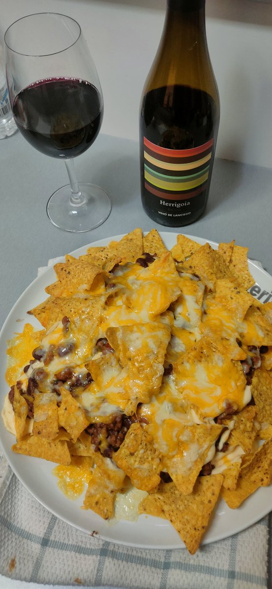 Estrenando #vinodepueblo 2023 de <a href="/gmauleon/">Gorka Mauleon</a>. Si el peque quiere totopos, pues totopos pero ese vinazo había que abrirlo. QUE BIEN TE HA QUEDADO....