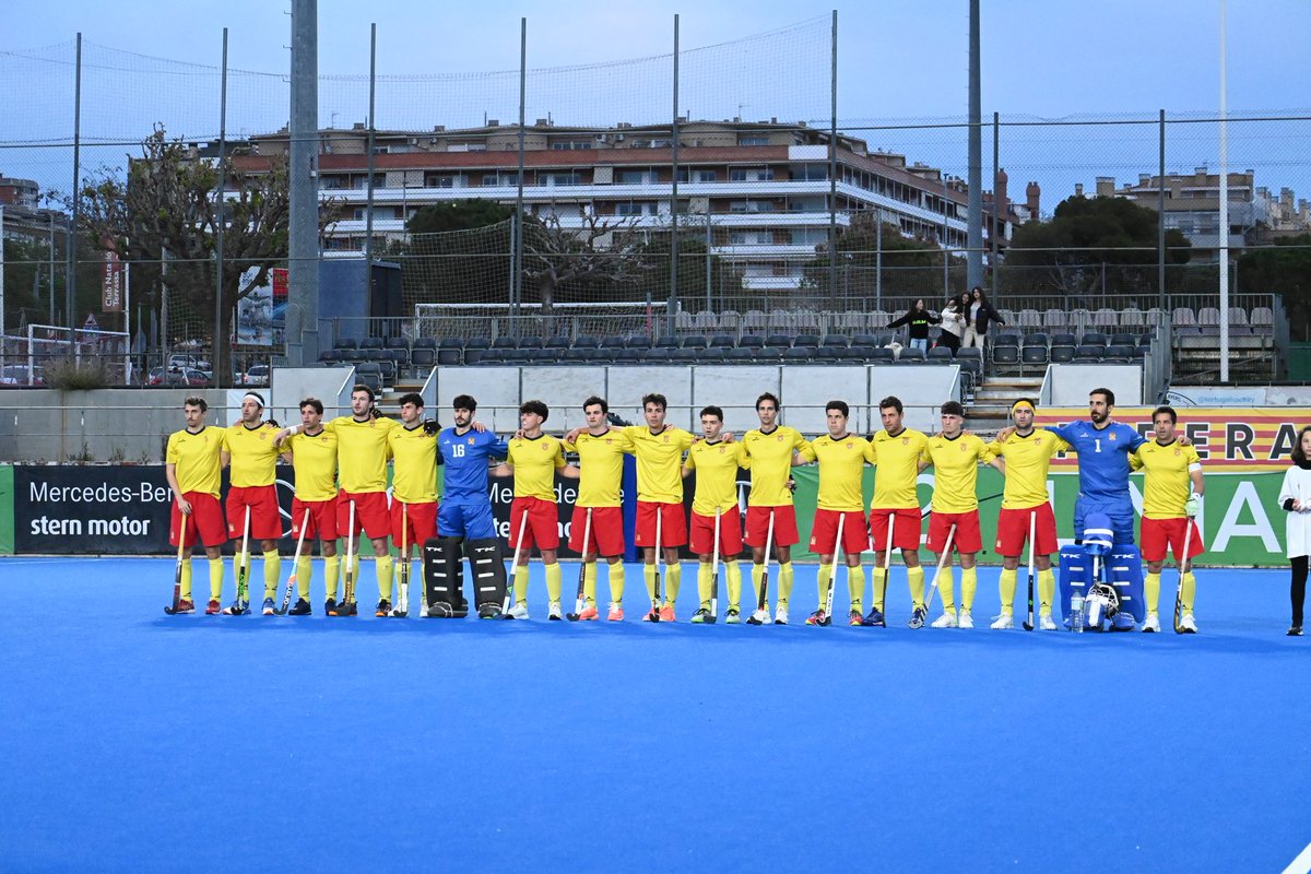 SELECCIÓ CATALANA| 🏑 Duel d'alt nivell entre Catalunya i Argentina 👉 Derrota catalana (0-4) contra el potent combinat argentí a Terrassa 🙌 3.500 persones omplen l'Estadi Martí Colomer en un gran ambient d'hoquei sobre herba, amb presència d'@AleixVillatoro #CatalunyaalMón