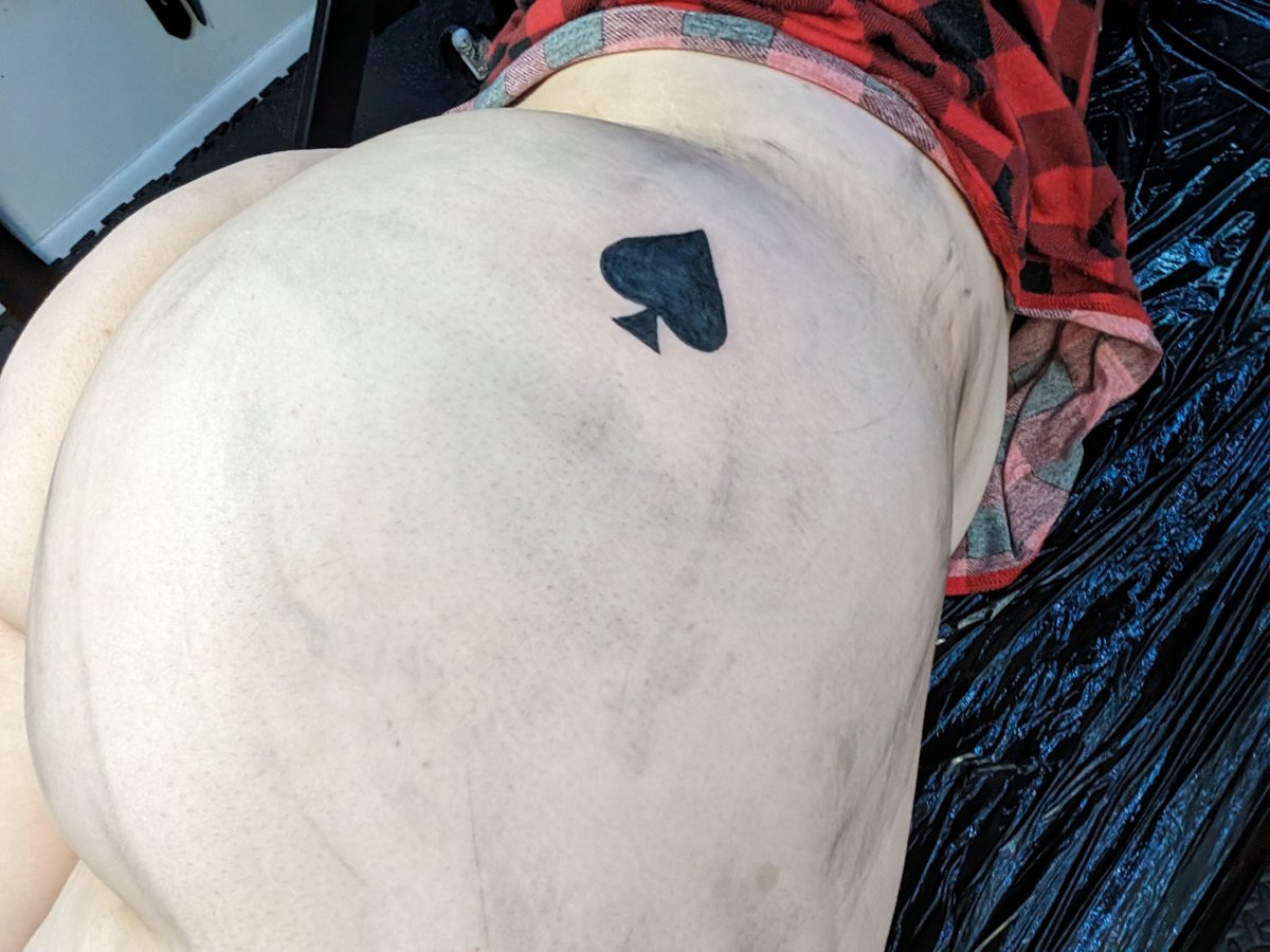 0420DrawsStuff's tweet photo. Guess who just got their first tattoo? Me!

I wanna give a huge thanks to @LatrodectusHex for doing my very first tattoo, she was a joy to work with and I couldn't be happier with the results

I'll have to take a little break from making new content as a result so bear with me 🥺 https://t.co/B6NXGCacWR