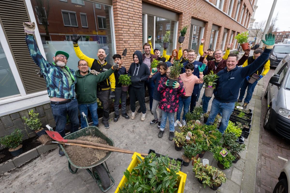 Fewer garden tiles, more green! 🌿 High school students from @pleysiercollege in Transvaal worked hard to swap tiles to make a metres long facade garden. Would you also like more green spaces and biodiversity? Read more about NK Tegelwippen at bit.ly/3TPZ0Rb