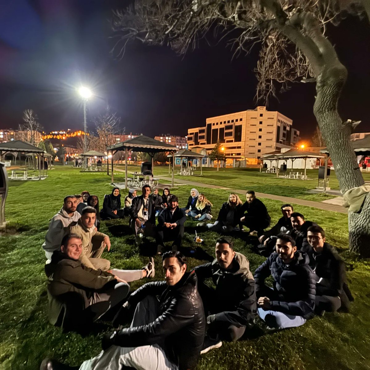 Üni Hodri Meydan Kütahya olarak, geleneksel iftarımızı yaptık. Katılım sağlayan arkadaşlarımızın ayağına sağlık, teşekkür ederiz. Nice etkinliklerde görüşmek üzere. 💚🖤 
#UNIHM
