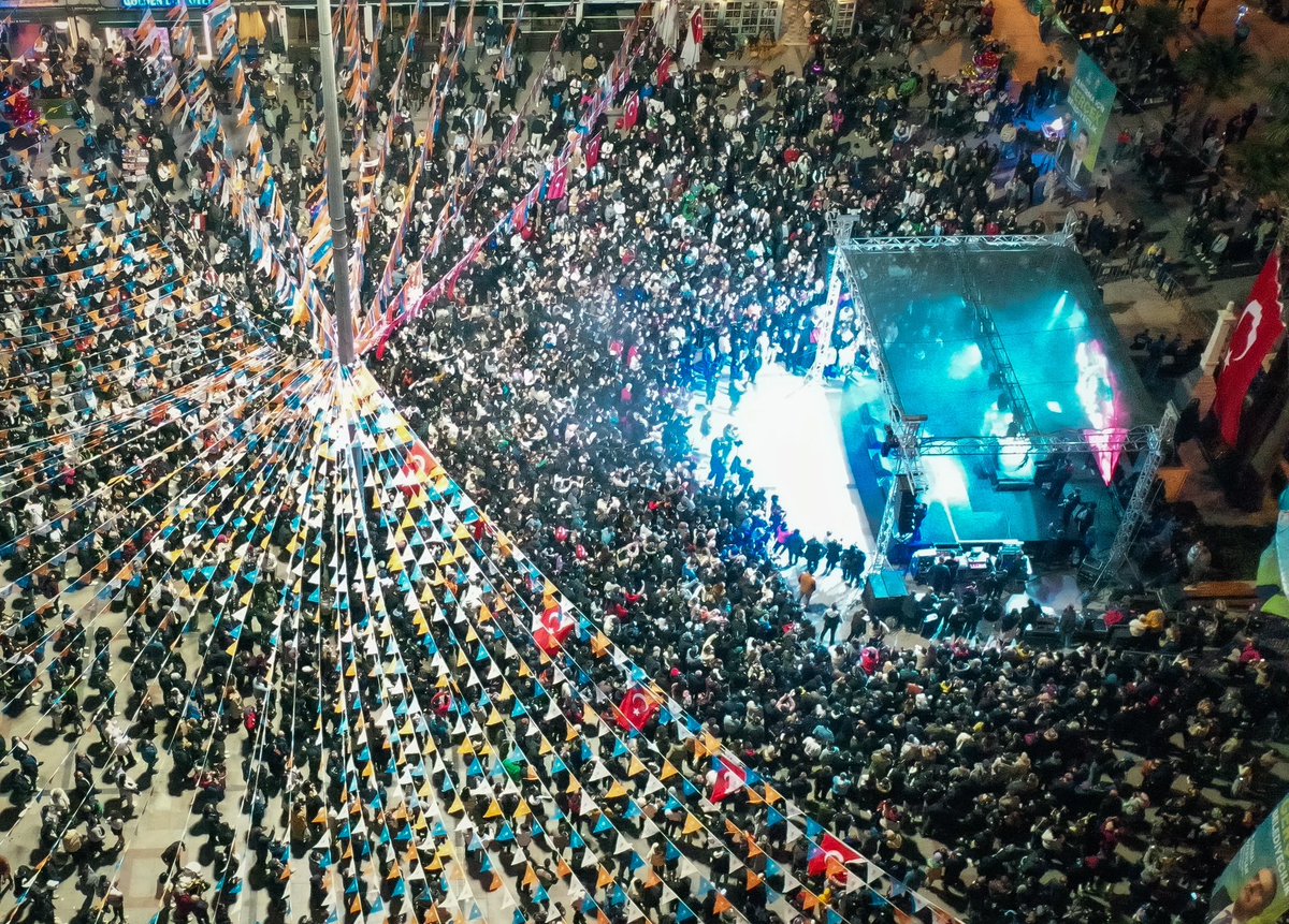 Şşşt şşşşt baksana işte bu en güzel manzara...

Gençlerimizin ve Bandırma halkımızın enerjisiyle konserimiz daha da keyifli geçti. Gençlerimizden aldığımız ilhamla yolumuz daha da aydınlık. 

Ne demiştik: ''Biz Gençlerin Belediyesi Olacağız''

#GençlerinBelediyesi