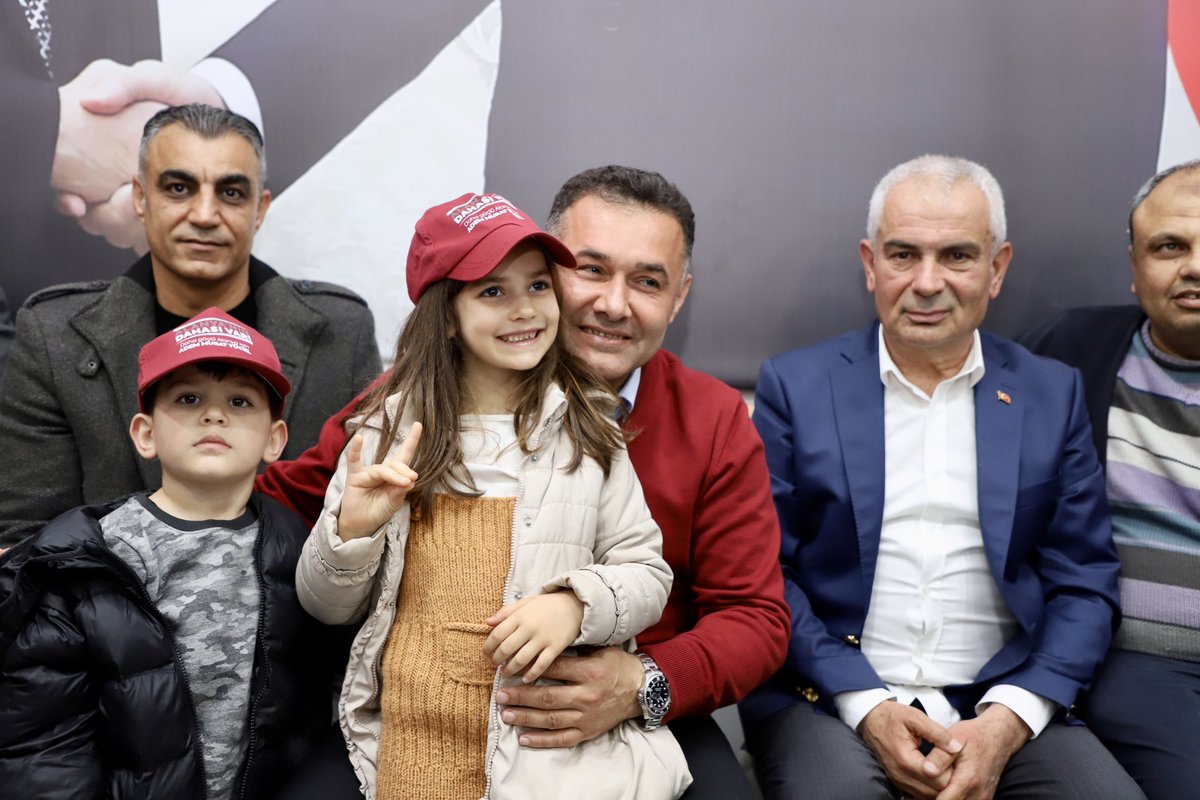 AdemMuratYucel's tweet photo. Büyük bir kalabalıkla seçim ofisimize gelerek bizlere olan sevgilerini ve güvenlerini gösteren Alanya Hataylılar Derneği Başkanımız Abdullah Alkan ve tüm Hataylı vatandaşlarımıza teşekkür ediyorum.

Biriz, beraberiz. Hep birlikte başaracağız… https://t.co/JxIW8bhQVG