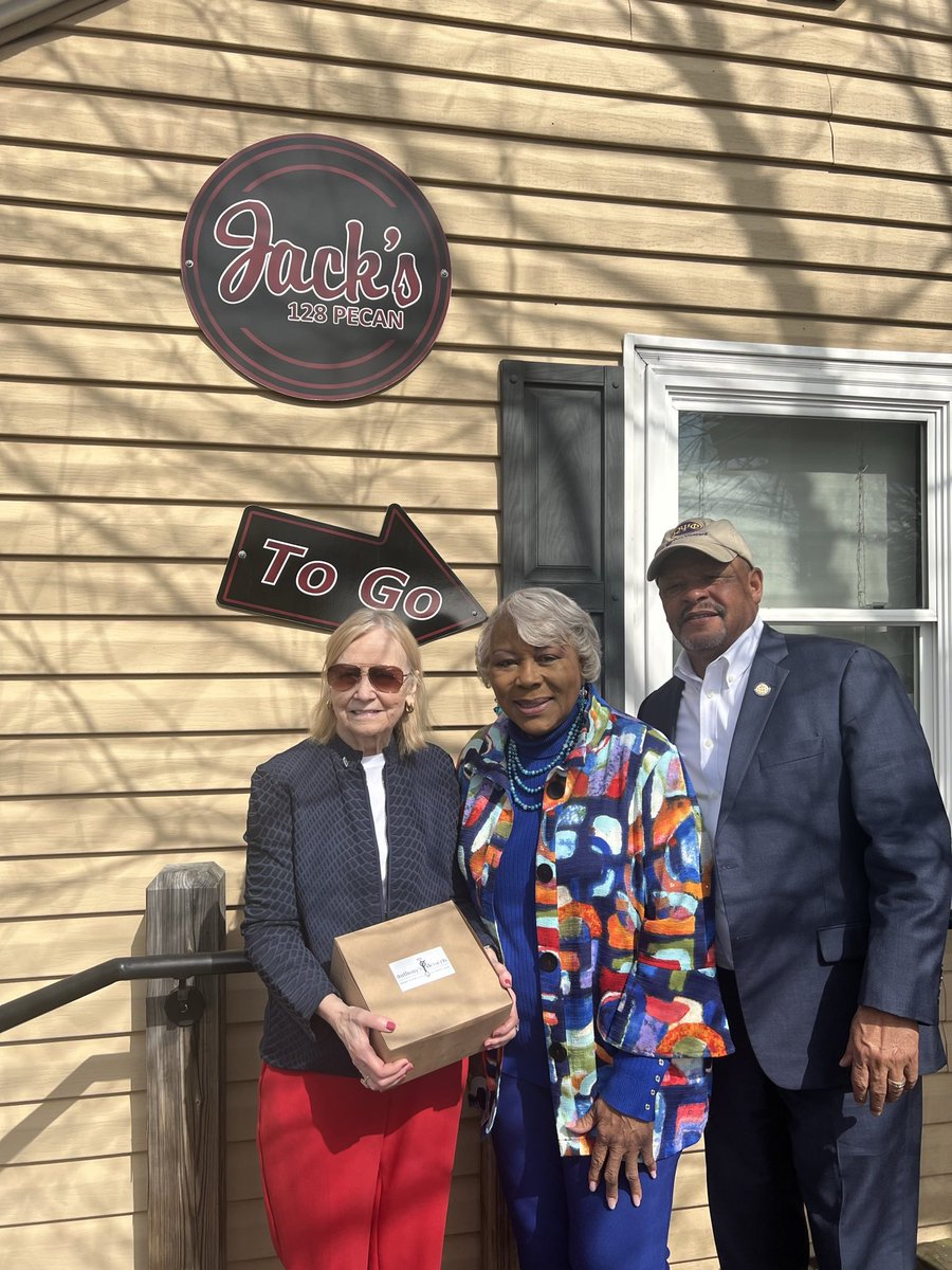 Part of our #VirginiaFamiliesFirst tour is to pop up and support some of our small and local businesses throughout the Commonwealth. This afternoon we stopped at Jack’s 128 Pecan in Abingdon. What a treat! @VisitAbingdon @DelegateTorian @SenLouiseLucas #VFF #KVMF @VAHouseDems