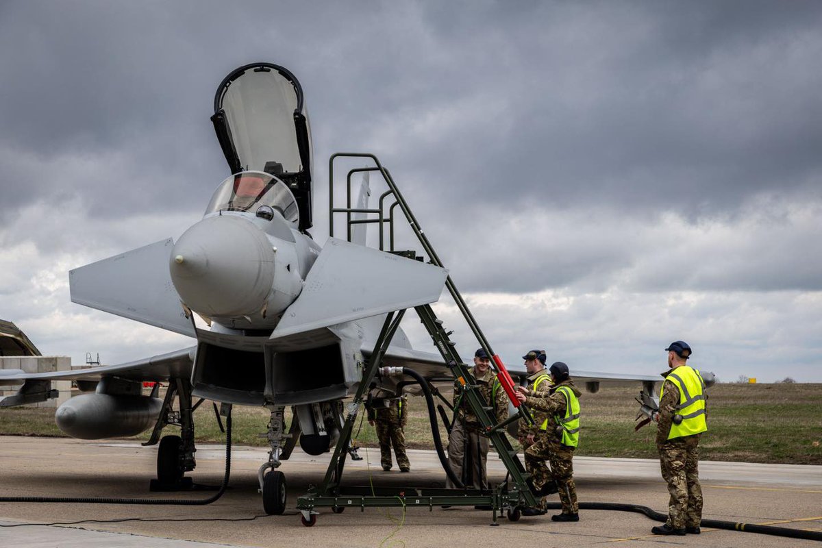 6️⃣ @RoyalAirForce Eurofighter Typhoons landed at Mihail Kogălniceanu Air Base. Around 2️⃣0️⃣0️⃣ RAF personnel, including pilots & technical staff, alongside the jets, will join the Romanian Air Force for 4️⃣ months conducting enhanced @NATO Air Policing missions. This marks the fifth