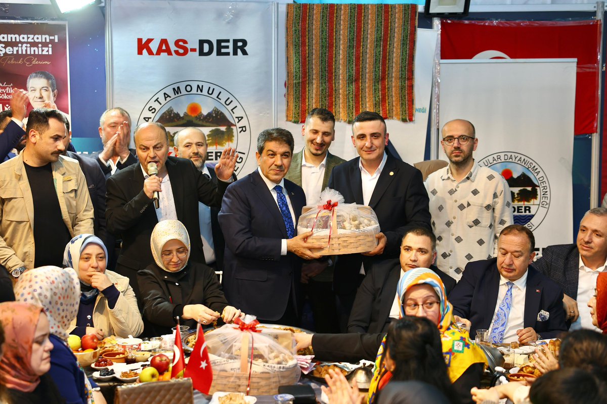 akparti_esnydk's tweet photo. Muhteşemsin, çok güzelsin, kararlısın Kastamonu. 
Bu akşam bizleri coşkuyla karşılayan, destekleri ve sevgileriyle şölene çeviren hemşehrilerimize  teşekkür ediyoruz. 

📍 Anadolu Sokağı

#DahasıdaVar ➡️ @tevfikgoksu 

@osmannnurika @murat_kurum @EmrullahErkus  @rbklndr @y_konal https://t.co/B75EnVj620