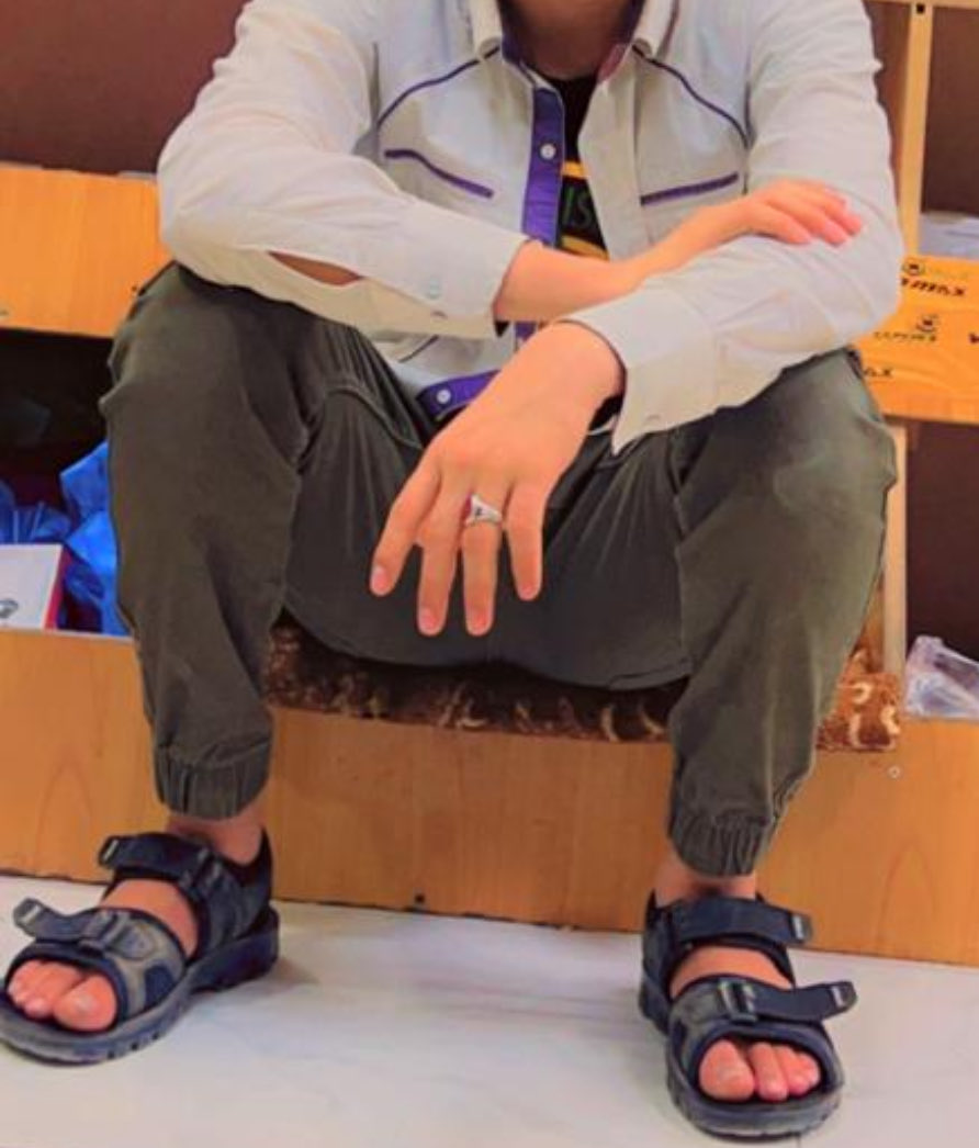 انا من تعز عمري 26 ادورشغل من بيخدمني ويشغلني معه او يشوف لي شغل يدخل خاص❤️