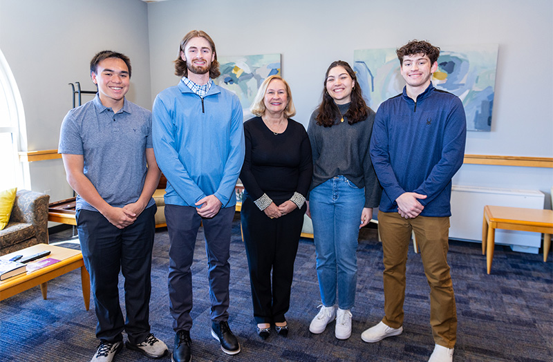 Muriel Schadee, MST ’99 had lunch with four grateful recipients of the Robert J. ’66 and Muriel, MST ’99 Schadee Endowed Scholarship Fund. They discussed internship plans and student activities, including Off the Clock’s recent performance at ICCAs. Thank you for your support!