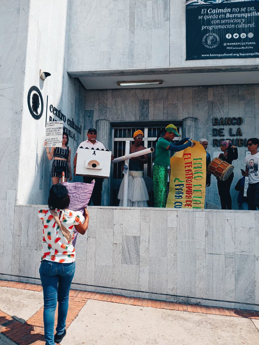 En #Barranquilla #Atlantico, se lleva a cabo un plantón, en el marco del Día Internacional del Teatro, exigiendo que se abra el Teatro Amira de La Rosa, una obra prometida por años y que ha sido esperada por la comunidad y los grupos artísticos y culturales.