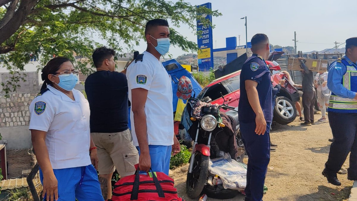 STNHonduras's tweet image. #STNInforma | Personal médico de la Dirección de Sanidad Policial asisten a personas que resultaron heridas en accidente vial en la salida al sur de la capital

stnhn.com/personal-medic…