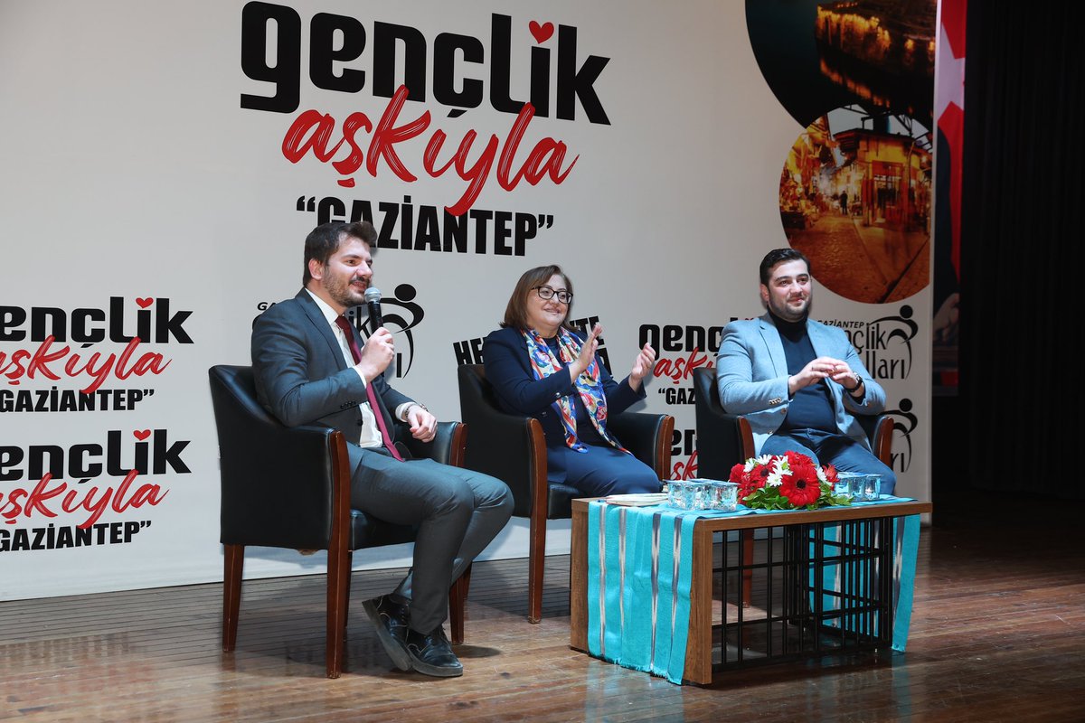 avmustafadurmus's tweet photo. 📍Gençlik Aşkıyla Gaziantep 🙋🏻‍♂️

Büyükşehir Belediye Başkanımız Sn. Fatma Şahin ve Milletvekilimiz Sn. Mesut Bozatlı' nın katılımlarıyla Gaziantepli genç arkadaşlarımızla bir araya geldik 😎

Çok samimi ortamda sohbet havasında geçen buluşmamızda Başkanımız ve Milletvekilimiz genç arkadaşlarımızdan gelen soruları ve taleplerini dinleyip cevapladı.✅

Sohbeti bol, güzel bir akşam geçirdik. Genç kardeşlerimizden aldığımız heyecan ve coşku 31 Mart zaferinin müjdecisi 💪🏻🚀

@FatmaSahin 
@mesutbozatli

#GençlikAşkıyla
#HazırızKararlıyız