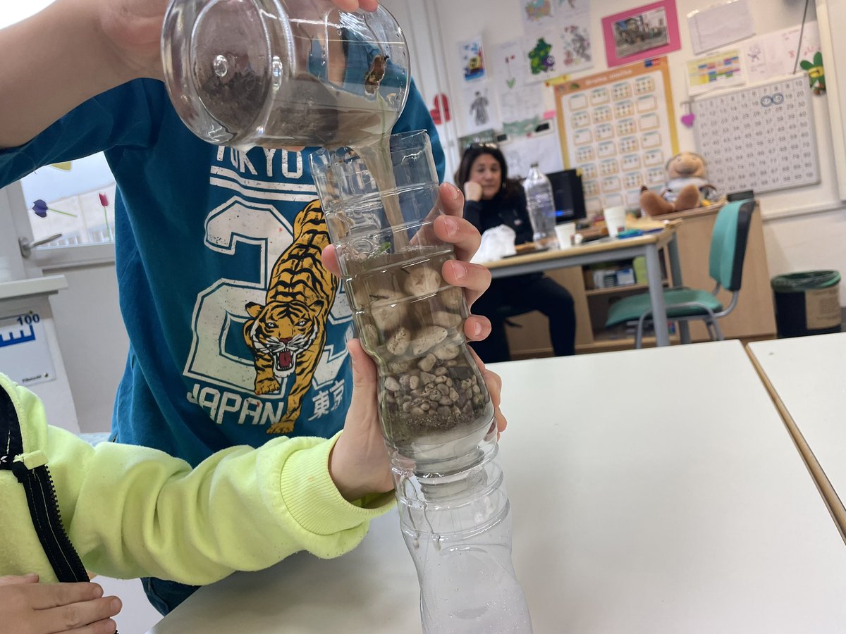 santjosepnavas's tweet photo. “Let’s make a water filter”. Avui hem compartit aquest experiment, que vam realitzar amb els alumnes de tercer,  amb els nens i les nenes de segon de Osnovna Sola Simona Gregorčiča, de Kobarid. #jobshadowing #aprenentatgecompartit #novesexperiencies https://t.co/DIYVG3v83H
