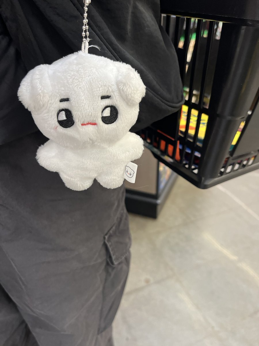 some middle aged white man stopped me in the grocery store and said “i like the little teddy bear hanging off the bag, made my day” 😭 the teddy bear in question: