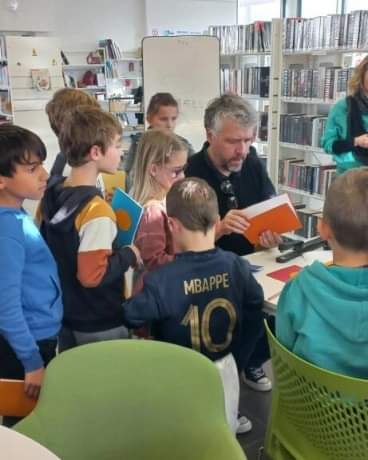 Technique de dessin avec M.Friman avec la médiatheque de Betheny, séance dédicace avec M.Daniau à la mediathèque Laon Zola, productions créatives avec E.Houdart et E.Bastien.....vive le 1er Printemps de la lecture de Betheny