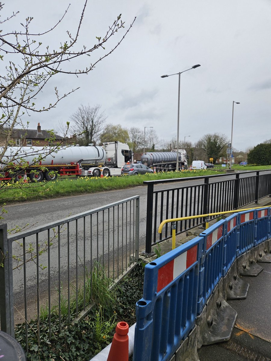 AMVYaYa's tweet photo. @joelycett @Ofwat @DefraGovUK #ChalfontFlood #ChalfontStPeter #chalkstreams village main road closed, Tankers still 24/7 since mid Jan to alleviate sewers,with 'permission'? to dump into #RiverMisbourne to save homes along the pipeline from sewer backflow/floodingπ’@BucksCouncil @Bucks_Highways @EnvAgency https://t.co/bFBHjguDsN