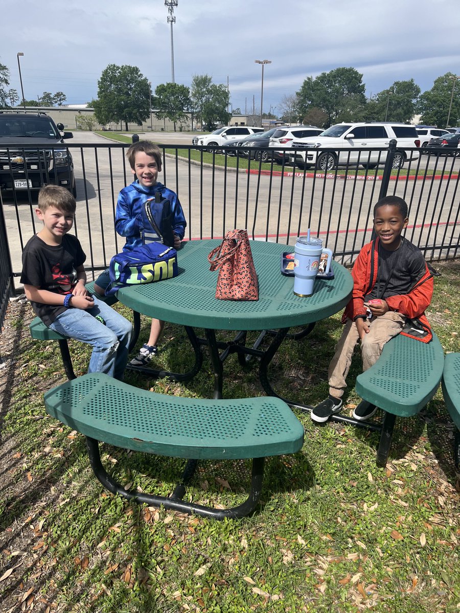 It was a great day to celebrate good choices by the pond! ⁦<a href="/HumbleISD_MBE/">Maplebrook Elem</a>⁩ #mbeisfamily