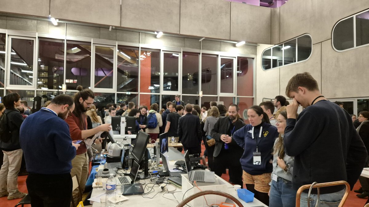 Un aperçu de la « Nuit des démos » #IHM24 de l'<a href="/afihm/">AFIHM</a> dans l'Atrium de <a href="/Sorbonne_Univ_/">Sorbonne Université</a> ! #IHM