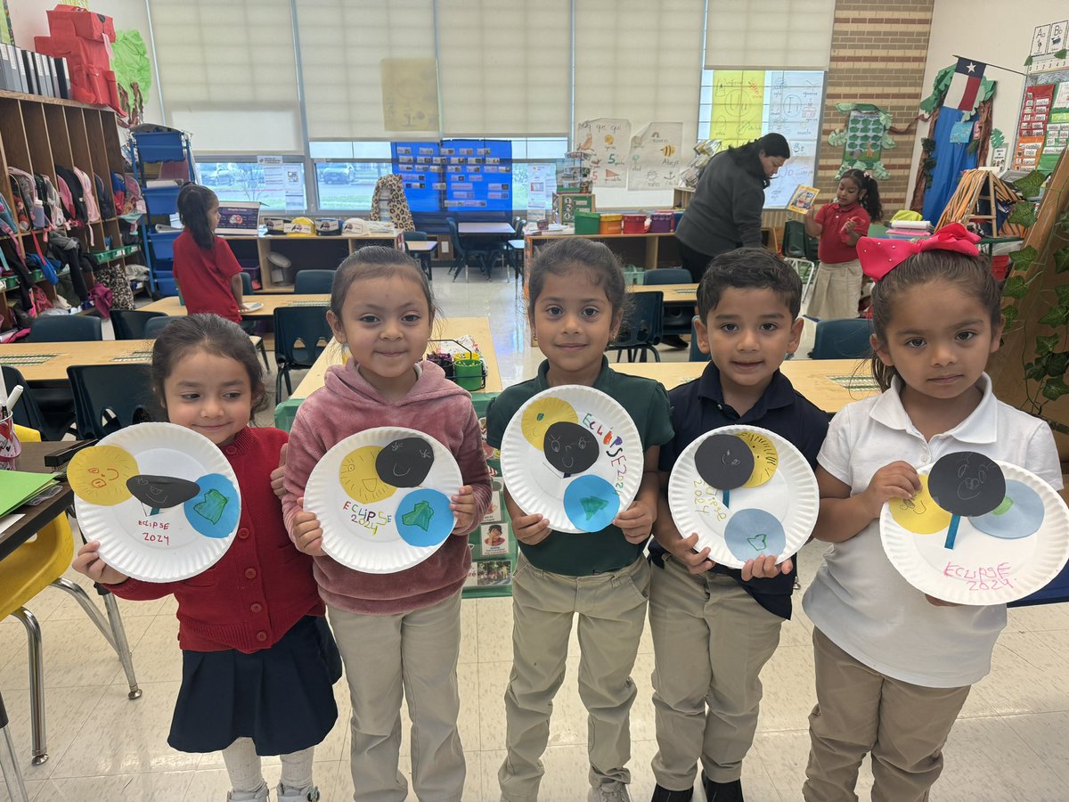 Aprovechando que esta semana leemos “ Un conejo en la luna” los niños de Prek estamos listos para el Eclipse ! We are ready for the Eclipse! @moseleycougars @CarmenDerrick04 @ICanReadDallas @duallanguage @DariceMcDonald