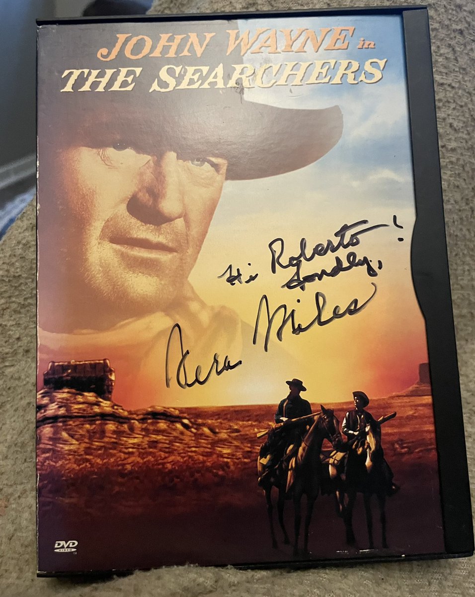 Esta es una de mis joyas de mi colección de DVDs’ autografiados, “The Searchers”, o como se le conoció en latinoamerica, “Centauros del Desierto” con John Wayne de 1956. Esta obra maestra del western, fue dirigida por John Ford y autografiada por la actriz Verá Miles (Laurie). 🙏