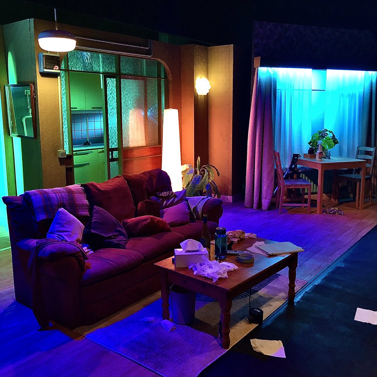 Don’t. Make. Tea <a href="/sohotheatre/">Soho Theatre</a> for #WorldTheatreDay 🛋️ Incredible incorporation of sign language and captioning 👏 top work from <a href="/BOPTheatre/">Birds of Paradise</a>