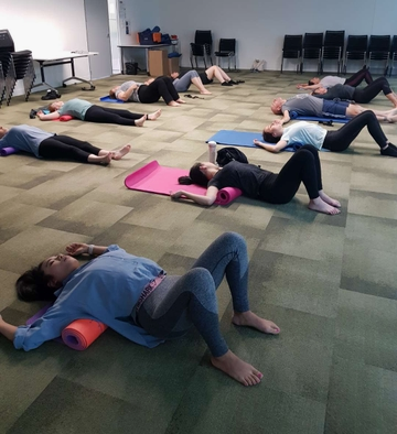 How do you recharge and find balance during your workday? 
Yoga can provide valuable time to realign your mind and body. 

#Workwellness #workwellnessintyourworkday #corporateyoga #wellbeing #offiiceyoga #officebreak #meditate #corporatehealthandwellbeing #corporateyogaaustralia