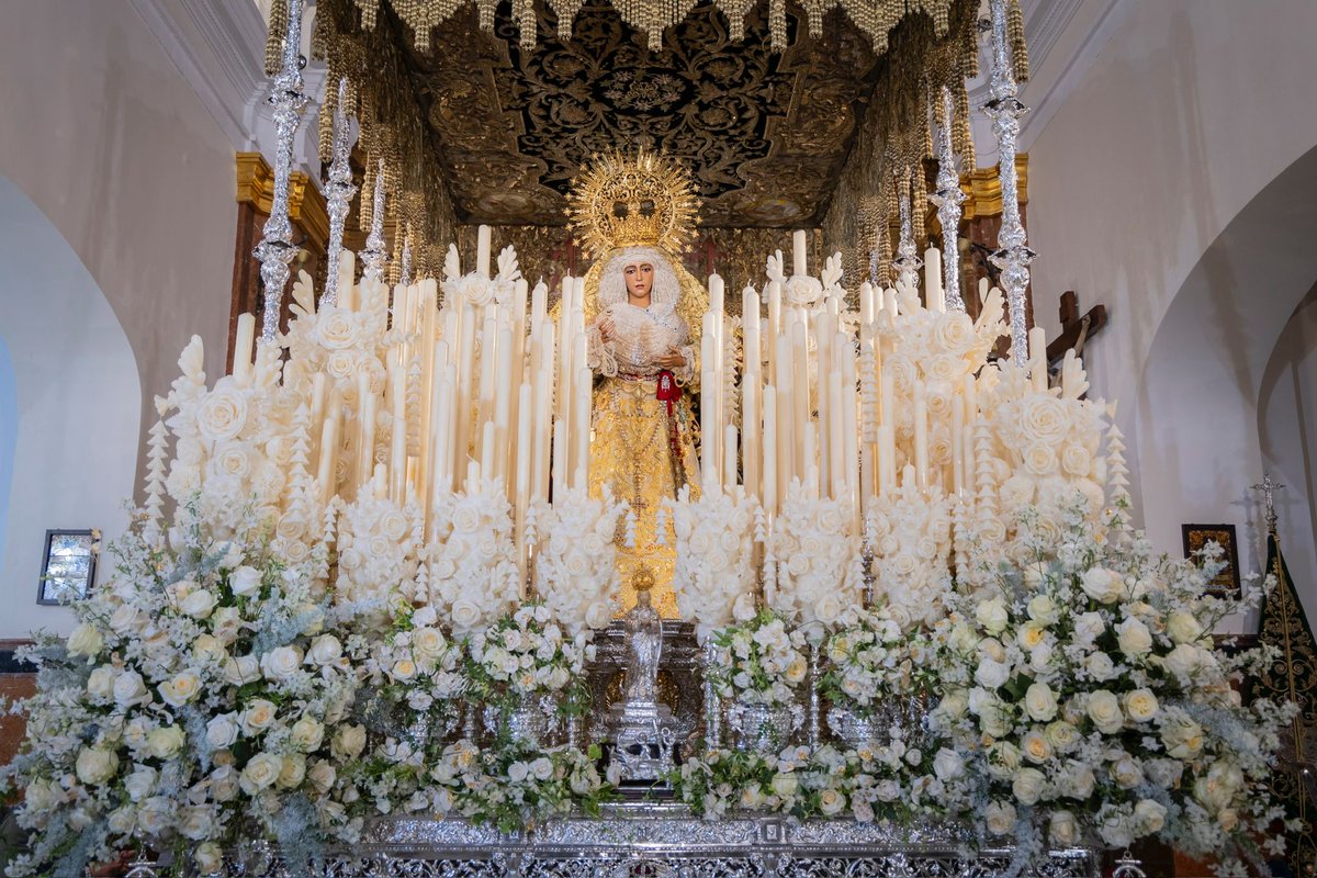 Por su parte, el paso de palio de Nuestra Señora de la #Esperanza se encuentra exornado con más de cuatro mil tallos de rosas, de diferentes morfológicas y aperturas. El referido conjunto está compuesto por rosas Cande Lights, rosas Playa Blanca, rosas Mundial, rosas de