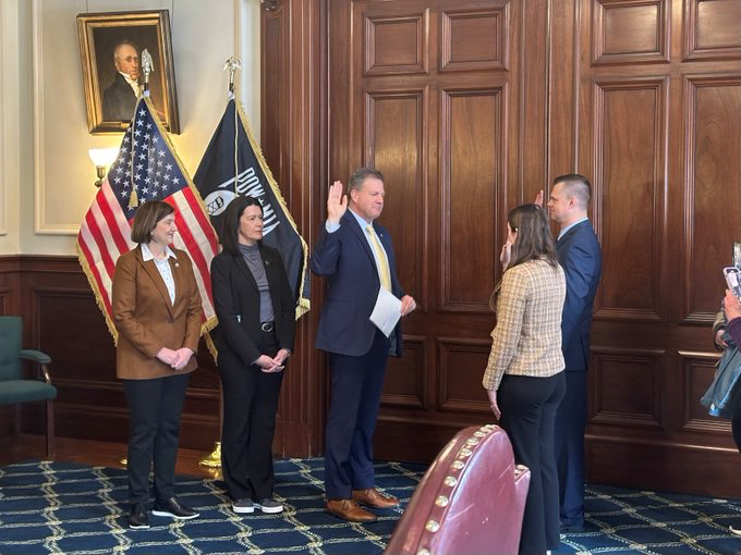 Today, newly elected Representatives Jennifer Mandelbaum and Erik Johnson were officially sworn in by Gov. Sununu. Congratulations to our newest House Members and welcome to the #NHHouseOfReps! 📷Rep. @LauraTelerski