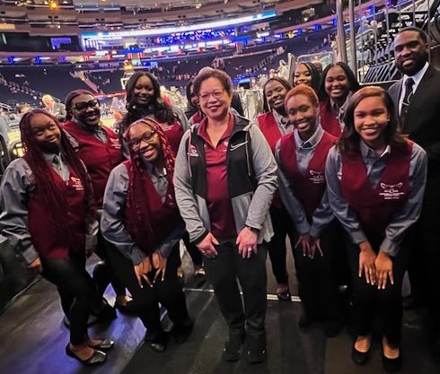 Enjoyed cheering on the Knicks 🗣📣🏀 at Madison Square Garden as UMES' Gospel Choir opened the game with the National Anthem 🎤 🎶 #HawkPride 🦅💪🏾😊 @UMESNews @UMES_Admissions @Univ_System_MD