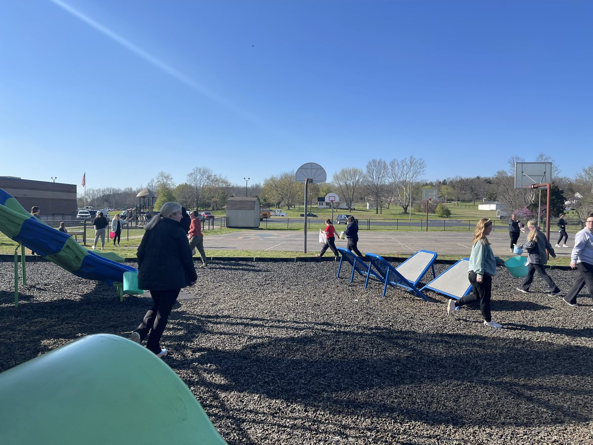 Cassady_Raiders's tweet photo. Today was amazing! Such a great turnout for our Faculty Easter Egg Hunt!! Always fun to see so many smiles! A huge thank you to those who donated prizes for this event. We appreciate your support so much! @Rockfield_Elem @MrJs6thRaiders https://t.co/i3prLnuPiX