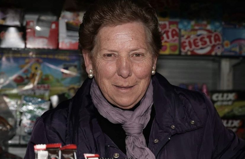 Siempre nos ha regalado una sonrisa para todos y cada uno que, desde niños, la mareábamos pidiendo chuches a gritos. Una parte de nuestra niñez se nos ha ido hoy. Descansa en paz, María.