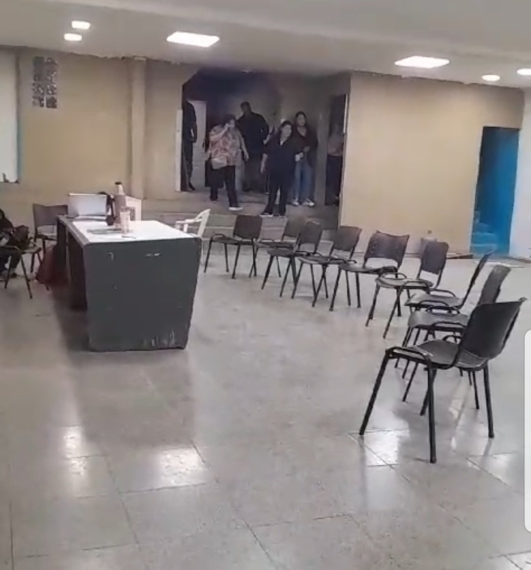 #Comodoro Tiros al salón donde estan reunidos los choferes de #UBER...los presentes buscan esconderse de los disparos