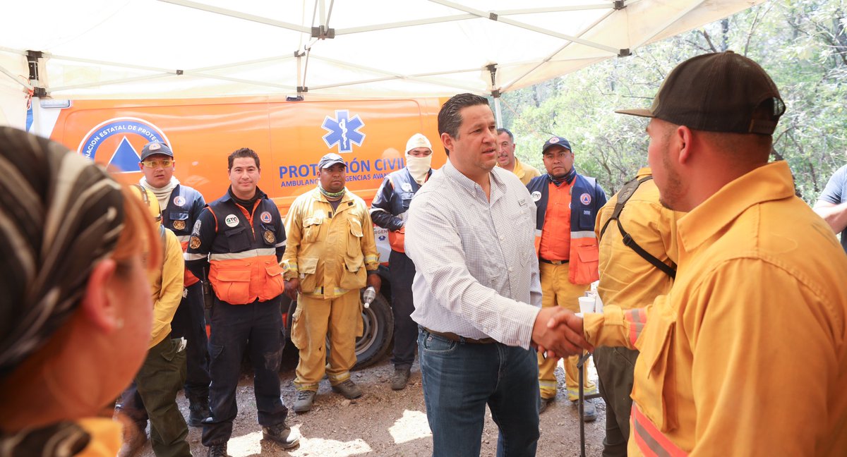 diegosinhue's tweet photo. Enfrentamos un incendio forestal en la Sierra de Santa Rosa, estamos aquí para sumarnos a los trabajos de nuestros héroes: Bomberos, Protección Civil, Ejército y guardias forestales, quienes están en primera línea combatiendo este siniestro. 

Estamos trabajando unidos, brindando todo el apoyo necesario para su seguridad y eficacia. 
¡Gracias por su heroísmo y compromiso! 🏔️🚒🚨