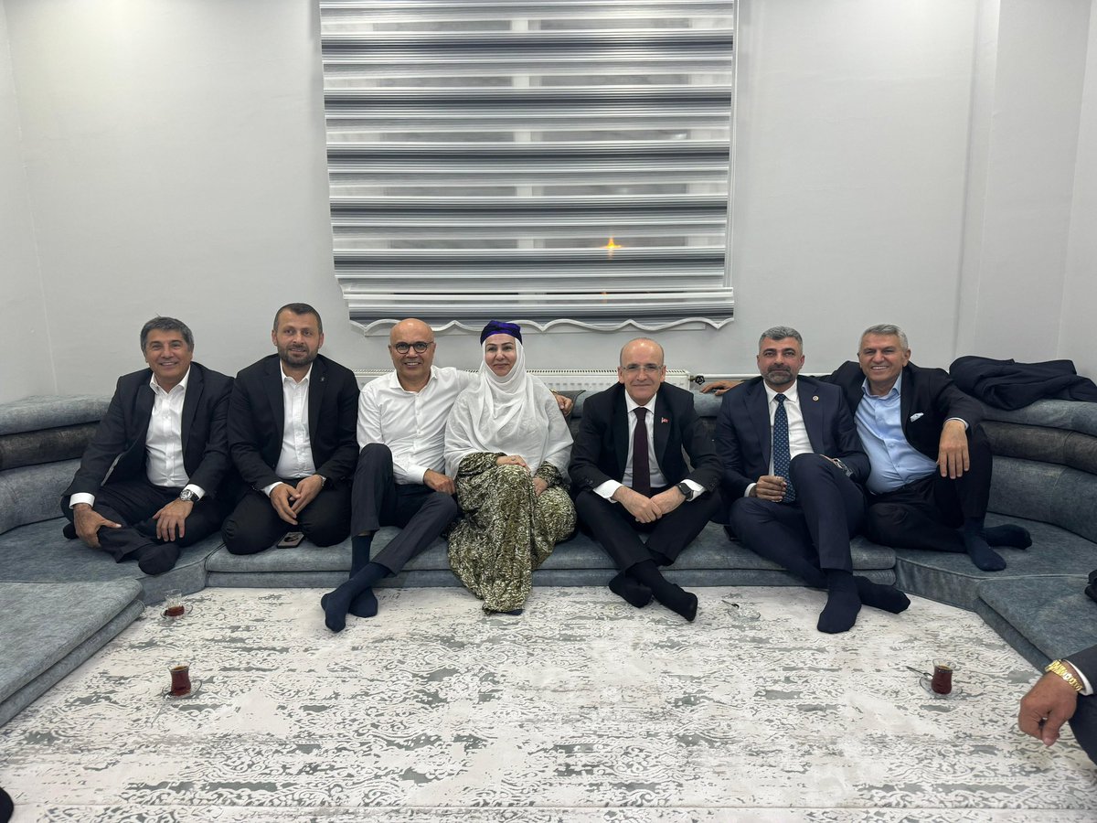 DERİK’in Gelişimi Ve İş İstihdamı Sağlamak İçin Hazırladığımız Projeleri Kendisine Teslim Edip,Bakanımızdan Tam Destek Sözü Aldık.
Hazine ve Maliye Bakanı 
Sn.Mehmet Şimşek’e,İş Adamı Sn.Vedat Özçelik’e,Milletvekilimiz Faruk Kılıç’a,İl Başkanımız Vahap Alma’ya,Teşekkür Ederiz.