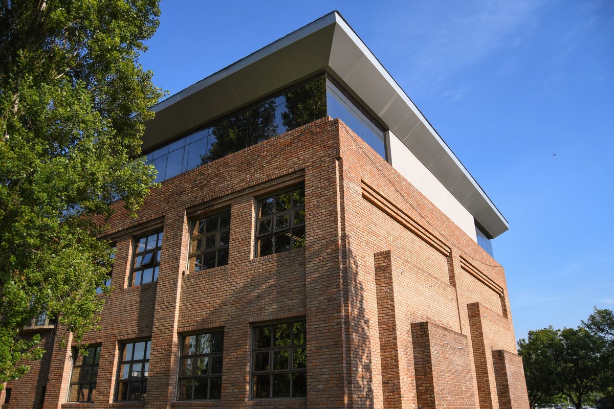 Rincones de #DerechoUNLZ 🏫

¿Cuál es tu lugar favorito de la Facultad? 🫶