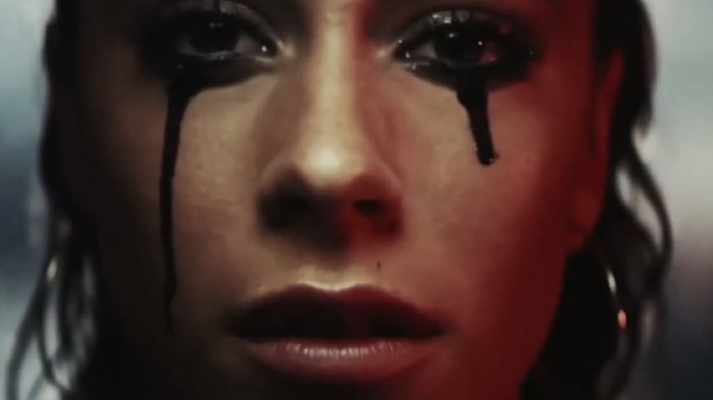 TINICAMl's tweet photo. siento que el videoclip de si tú te vas merece muchísimo más reconocimiento VOLVER A RESPIRAR https://t.co/KuUA3ORv3w