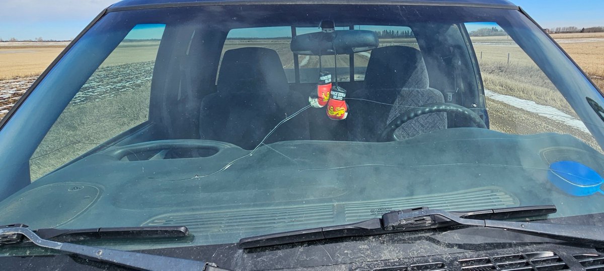 Deanorocks1111's tweet photo. @957CRUZFM #957CruzFMFillMyCrack #GlassMastersAutoglass I need a new windshield https://t.co/LOySCkgsZE