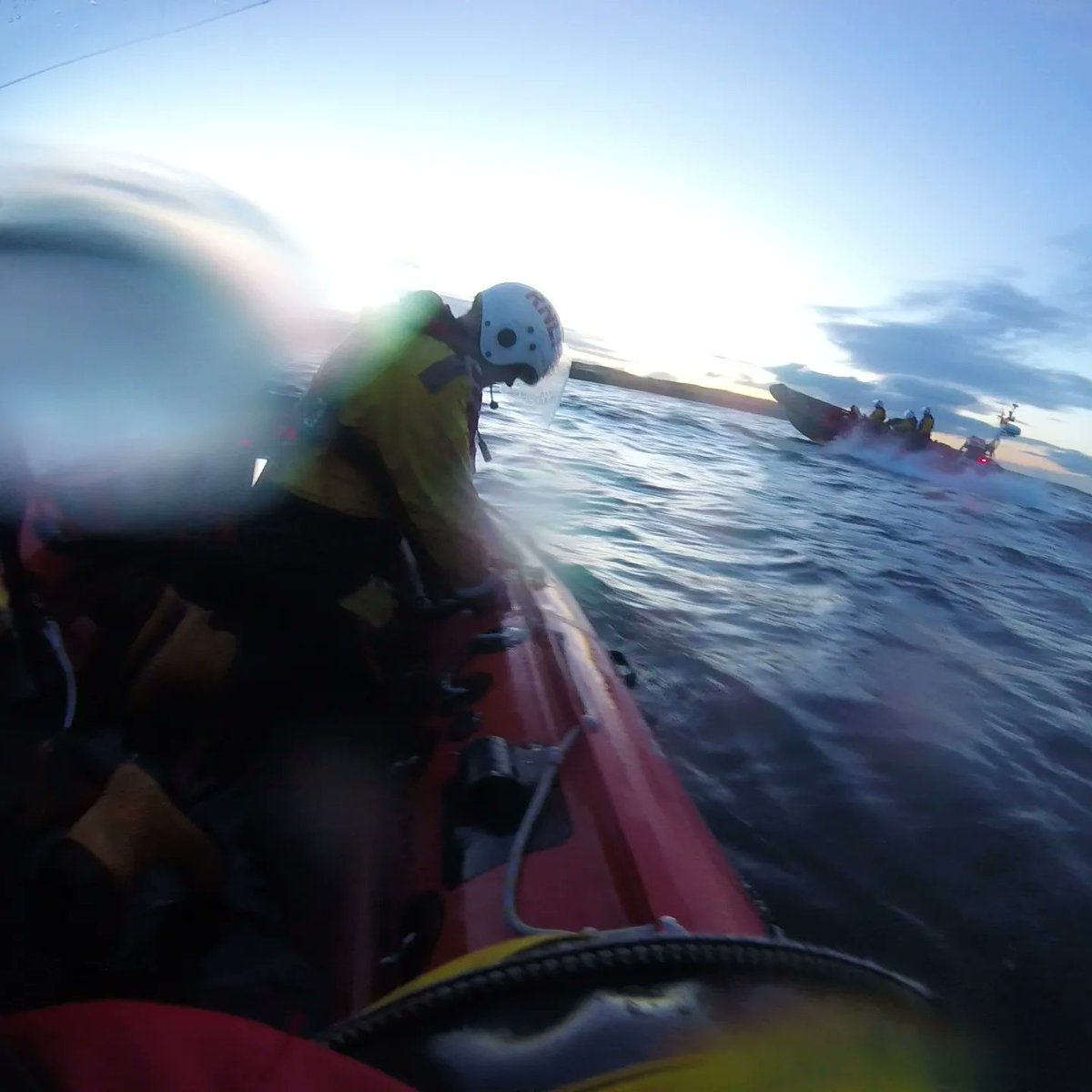 Tonight we got to brush up on our towing procedures with @CullercoatsB811 We took in turns towing the others boat to familiarise ourselves with how it works in practice, always great fun working with our partners up the coast. We're also looking for crew! volunteering.rnli.org/vacancy/alb-an…