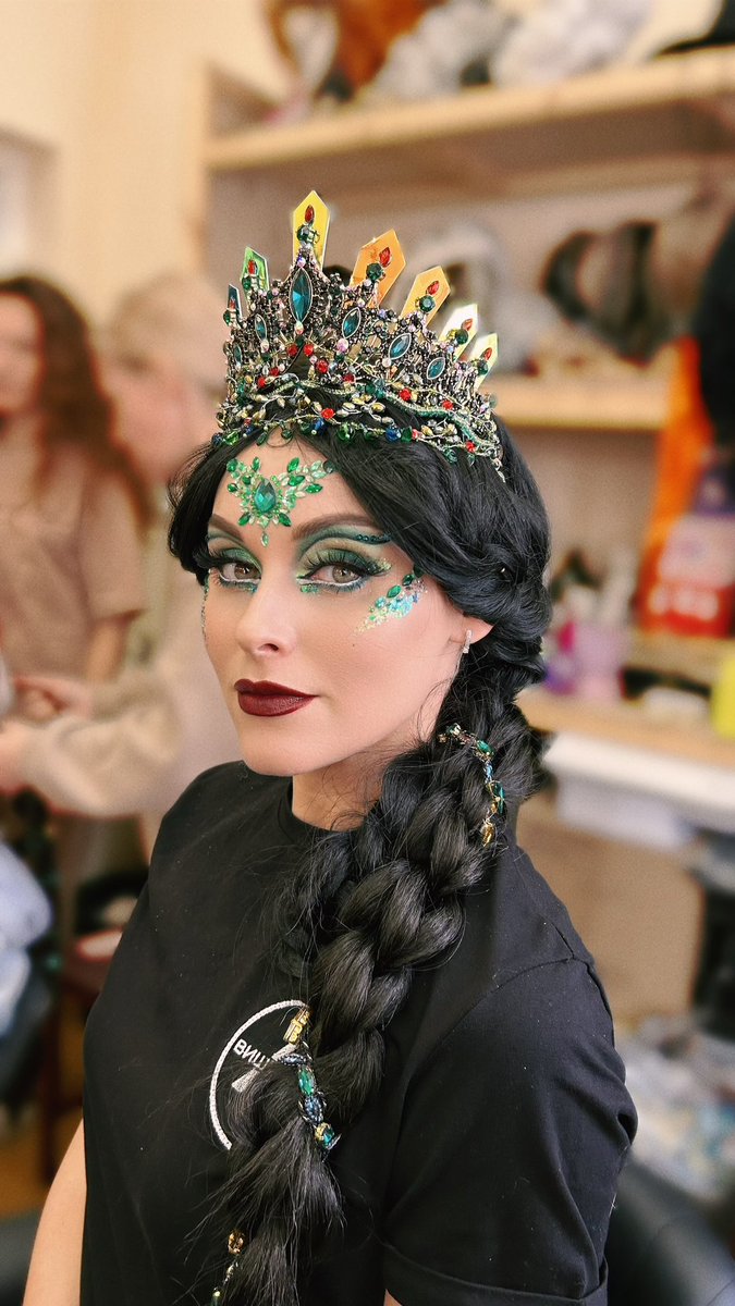 Кстати, в инсте продолжаю Мега-сторителлинг про разработку грима на хозяйку медной горы🦎💚