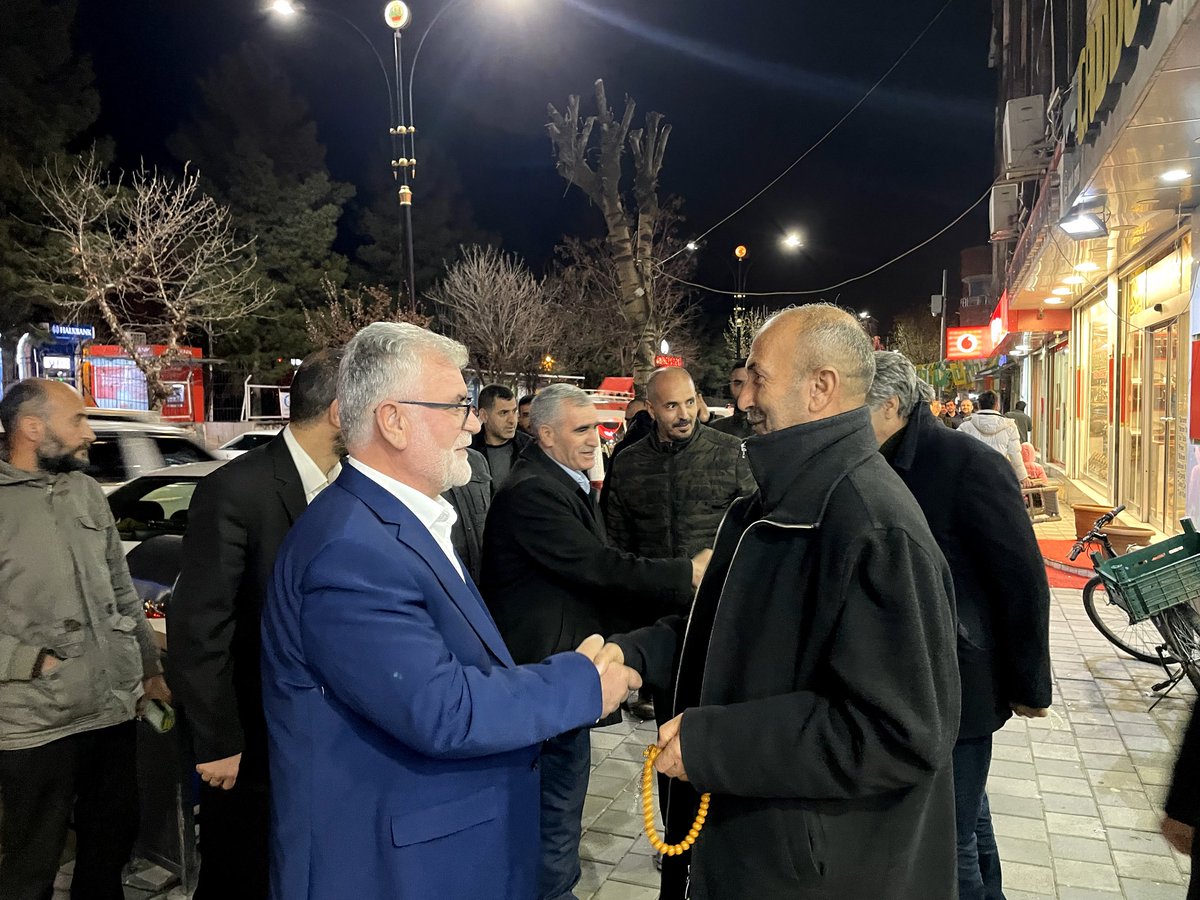 Değerli Siirtliler!
Gelin siyasete,şehrimize ve memleketimize baharı getirelim. Bugüne kadar yaptığımız şikayetlerden daha güzel bir şey yapalım. 
Her birimiz baharın nişanesi olarak birer çiçek olalım ve en az
#HerEvdenHüdaParaBirOy diyelim
Haydi #Siirt