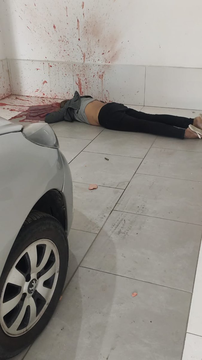 's tweet image. #EXECUÇÃO
#MILÍCIA_RJ
Um miliciano de vulgo "Altas Horas" foi morto e outro de vulgo  "Russinho" foi levado por traficantes do motel Veneza na Av Brasil em Cpo Grande.
A @PMERJ e @PCERJ estão no local.
@Informacoes_RJ @Piraquenews2000 @RjMilicia @InformeRJO @blitzRJoficial