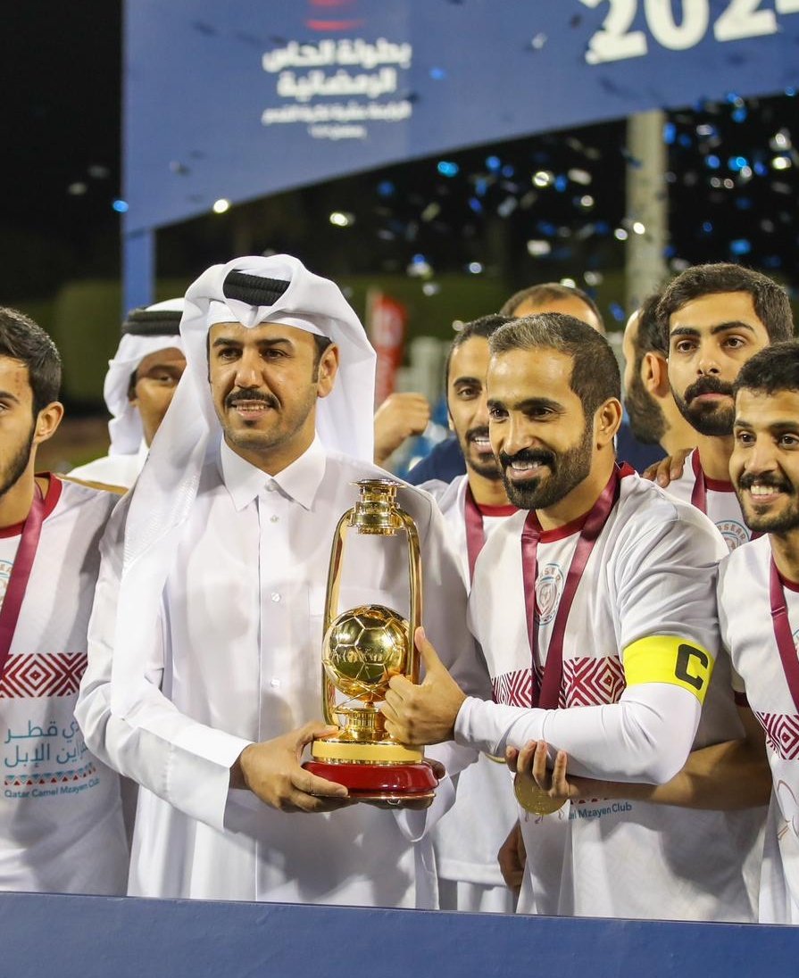 السيد حمد بن جابر العذبة يحتفل بكأس البطولة مع أبطال فريق #لبصير ممثل نادي قطر لمزاين الإبل في #بطولة_الكاس_الرمضانية14. تهانينا للأبطال👏