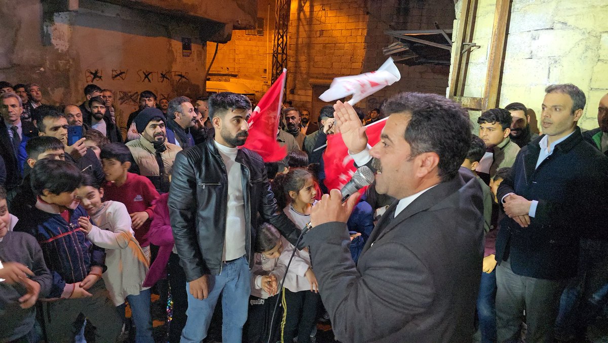 RamazanSenbahar's tweet photo. Değerli Eyyübiyeli kardeşlerim; 

Pazar günü sandığa giderken kimliğinizi ve vicdanınızı evde unutmayın.

Hırsızlara, ranta ve yolsuzluğa karşı tek çaremiz Saadet Partisi Eyyübiye Belediye Başkan Adayımız sayın @Mahmut1Demir'dir. 

Sizinle başaracağız inşallah..

#şanlıurfa #saadetpartisi #eyyübiye