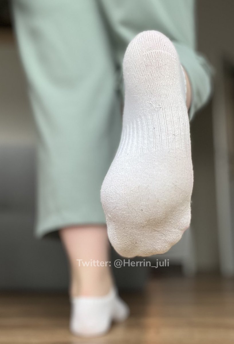 Stell dir vor du wärst jetzt ganz nah an meinen Füßen…. So nah, dass du die Fusseln unter meinen Socken sehen kannst… ich seh schon wie du sabberst und wie gerne du diese Socken von meinem wunderschönen Füßen ziehen würdest 🔥😈

Socken whitesocks Sohle Herrin Sklave femdom