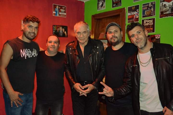 El sábado compartiendo escenario con “EL CANCILLER” vitico bereciartua vitico y los leones en nuestra casa Juana de Arco Cañuelas.

Celebrando 16 años de Malobueno! GRACIAS A TODOS COMO SIEMPRE HACIENDO EL AGUANTE PASE LA QUE PASE! ya no nos quedan palabras para agradecerles.