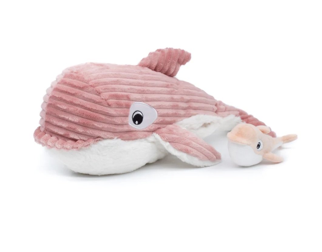 _pantalyra's tweet photo. J'ai découvert l'existence des peluches parent et bébé, je trouve ça super pour aider à la séparation, l'enfant garde la peluche parent et vice versa puis ils se retrouvent après le dodo ou à la fin de la journée 🥹 jsp lequel prendre je les aime tous 😭 https://t.co/H4tJPUc7r8 https://t.co/XyfMpk2e6o